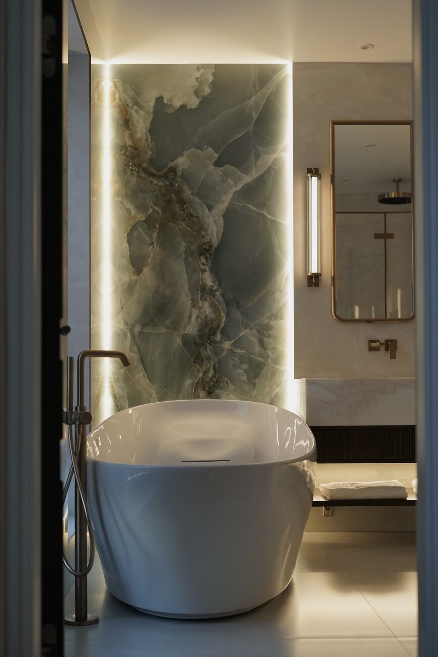 Onyx feature bath